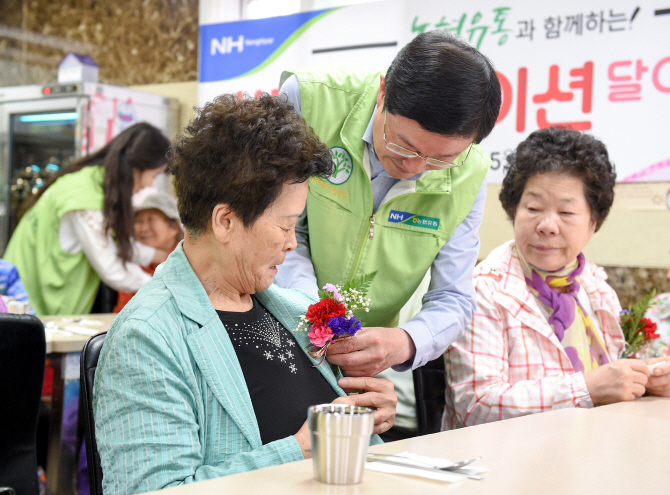 [포토] 어르신께‘사랑의 카네이션’