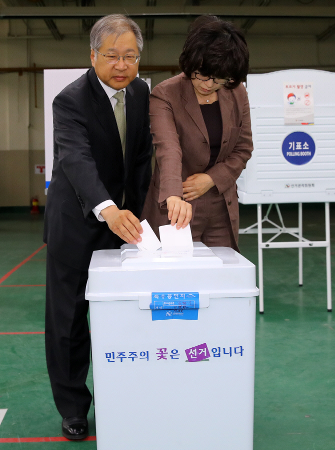 [포토] 투표하는 김용덕 중앙선거관리위원장