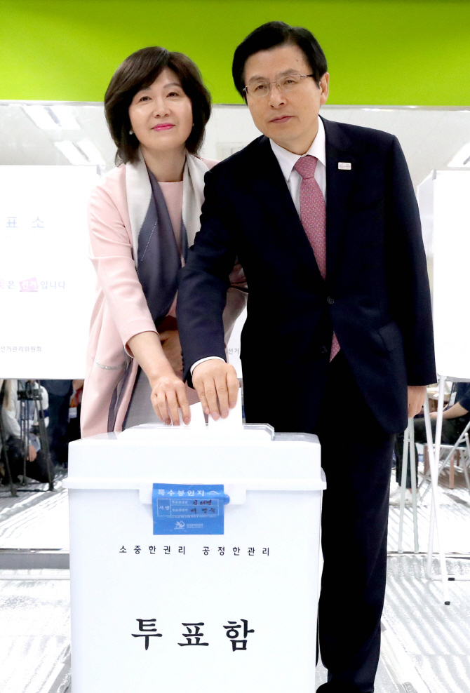 [포토] 투표하는 황 대행 부부