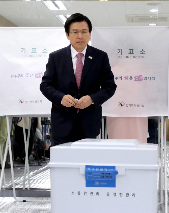 [선택 2017]黃권한대행 "통합·화합 이루고 민주사회 만들어야"