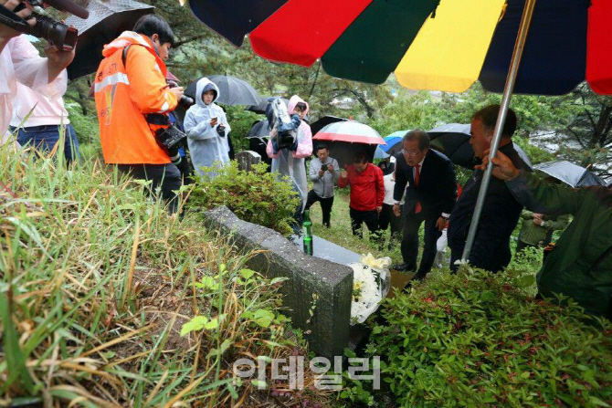[포토]선거 당일 모친-외증조부 묘소 찾은 홍준표 자유한국당 대선후보