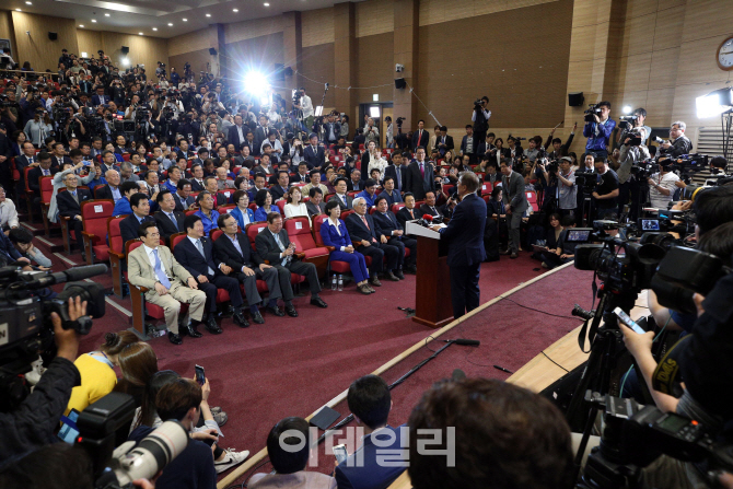 [포토]소감 밝히는 문재인, '도와줘서 고맙다, 잊지 않겠다'