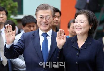 스타일도 정치…문재인 대통령 '온화·소박, 카리스마 보완 필요'