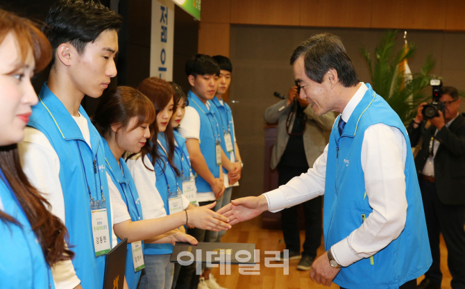 [포토]'NH 영 서포터즈 제8기 발대식'에 위촉장 수여하는 이근 농협중앙회 홍보실장