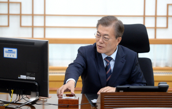 ‘준비된 대통령’ 면모 발휘하는 文대통령
