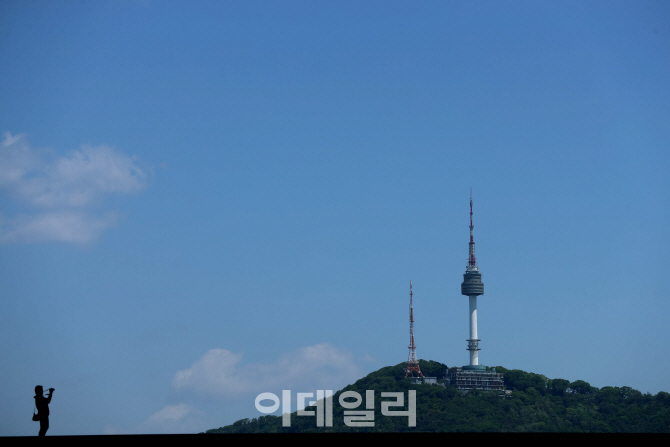 [포토]'맑은 서울 하늘을 담아요'