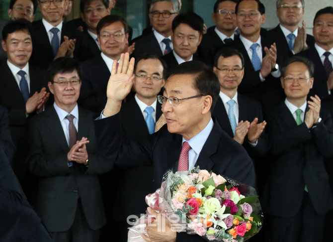 [포토]김수남 검찰총장, '손 흔들며 인사'