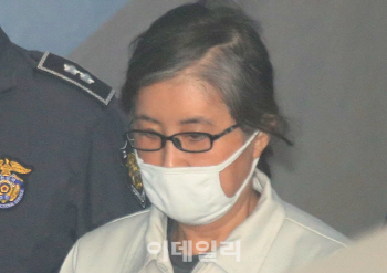"朴의 청와대 처방 주사제까지 崔가 지불"
