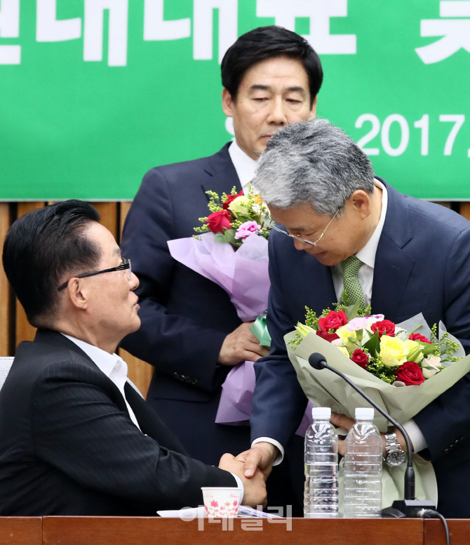 [포토]악수하는 박지원-김동철