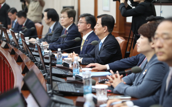 일자리委, 文대통령 직접 위원장 맡아…비정규직도 참여 가능