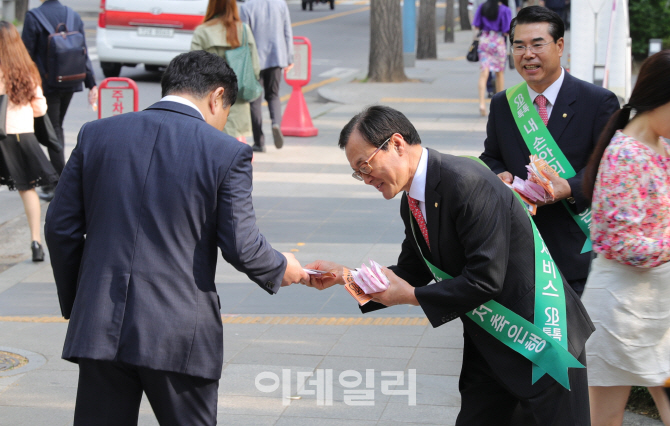  이순우 회장, SB톡톡 가두 캠페인