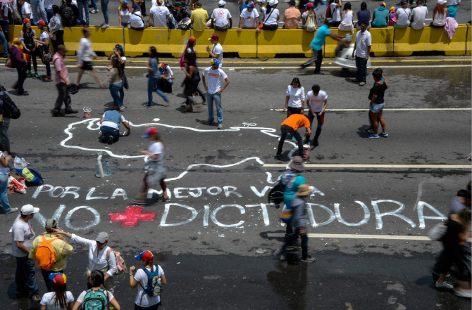 베네수엘라 시위 사망자 42명으로 늘어..브라질은 난민 수용 대비