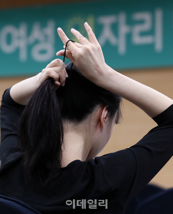 [포토]'머리끈 묶고'