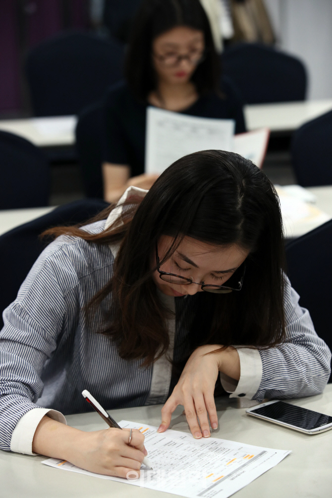 [포토]'이력서 작성부터'