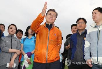 [대통령 패션] 등산복 패션 통해 본 문재인 대통령의 검소함