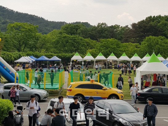 축제·시위 공존 서울대 광장…본관 점거에 조교파업까지