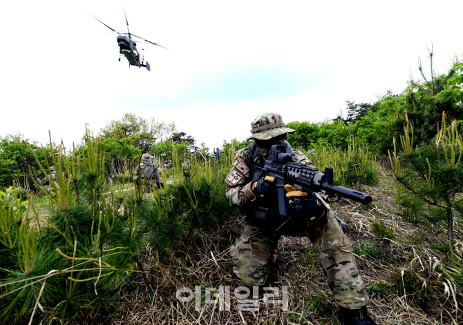 공군 탐색구조전대 "적지에 조난된 조종사 우리가 구한다"