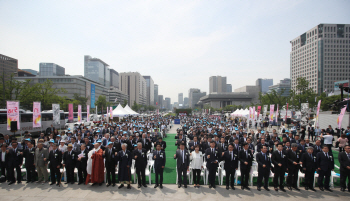 광화문에 울려퍼진 '임을 위한 행진곡'…5·18유공자, 감격의 눈물