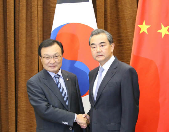 왕이 中외교 "文대통령, 한중관계 개선 희망 보여줘"