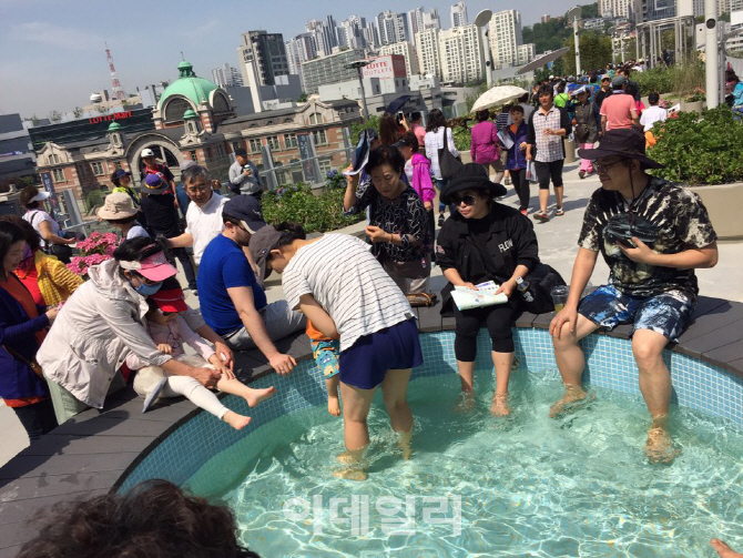 [서울로 개장][포토] 유황온천에 발 담그고 피로 풀어보세요