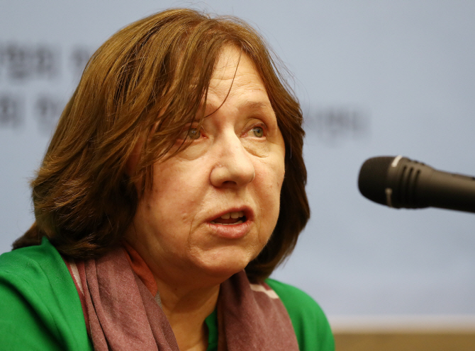 알렉시예비치 "42년간 이어온 주제는 '위대한 이념 속 작은 사람들'"