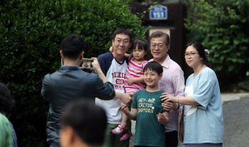 文대통령 ‘잘한다’ 81.6%..한국당 지지층도 `긍정` 앞서