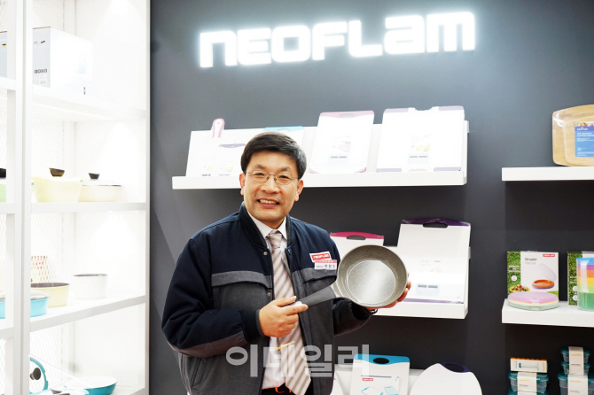 [성공異야기]①박창수 대표 "기술개발로 위기돌파..네오플램 1천억대 자신"