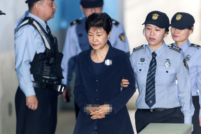 박근혜 "국민참여재판 원하지 않는다"