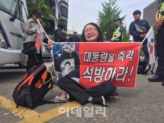 "즉각 석방하라"…朴 첫 재판, 지지자들 법원 앞 오열
