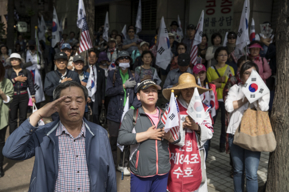 "인민재판 막자"…朴 첫 재판 지지자들 법원 앞 항의시위
