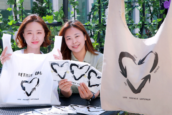 [포토]“헌 옷 기부 하세요”…현대百, 리턴백 캠페인 진행