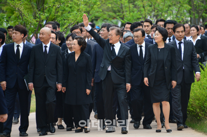 [포토]노무현 대통령 서거 8주기 공식 추도식, '입장하는 문재인 대통령'