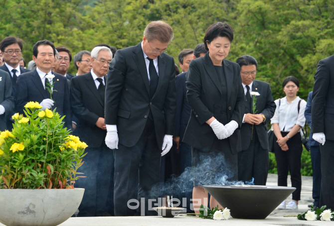 [포토]노무현 전 대통령 8주기 추도식, '묘역 참배하는 문재인 대통령'