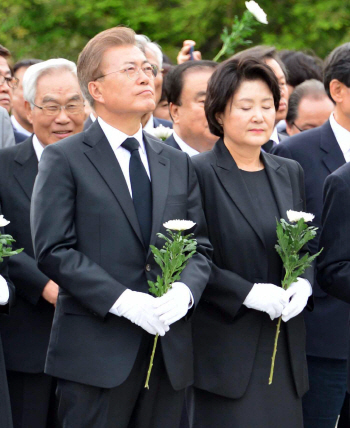 12분의 참배..文대통령, 임기 중 마지막 盧 헌화