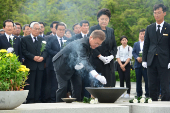 文대통령, 盧 8주기서 "당신이 그립습니다"…민머리 건호씨로 '웃음'도