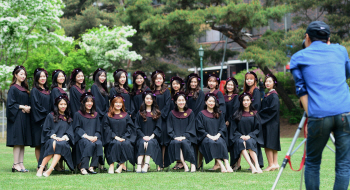 동기도 없고, 돈도 없고…졸업앨범 대신 우정화보