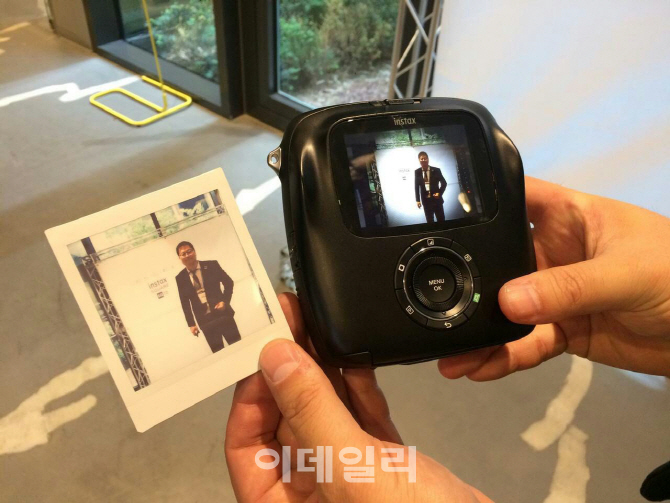디지털 카메라와 손잡은 즉석 사진기 '인스탁스 SQ10'