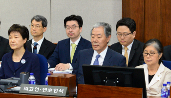 '바쁘다 바빠'…朴, '뇌물죄' 재판 등 이번주만 4차례 법정에