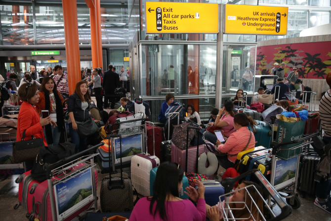 英히드로 공항 "BA 항공편 일부 재개 불구 혼란 여전"