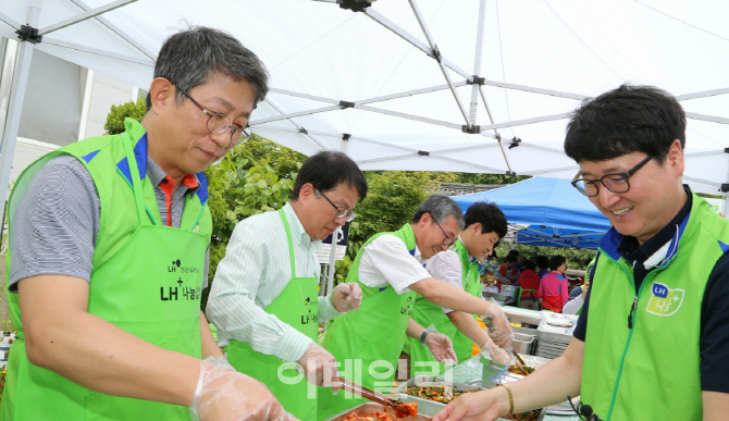 LH, 임직원 재능기부.. 산간지역 주민 토탈케어 봉사할동