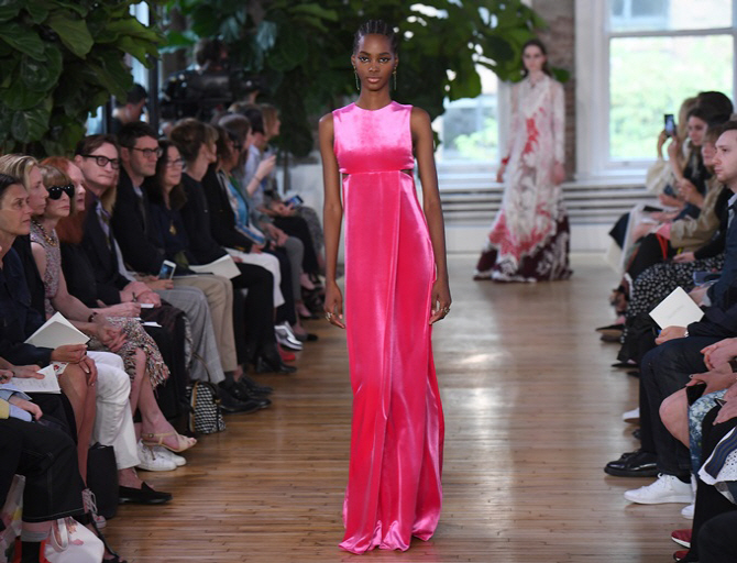 [포토]발렌티노 런웨이쇼, `롱다리의 그녀`