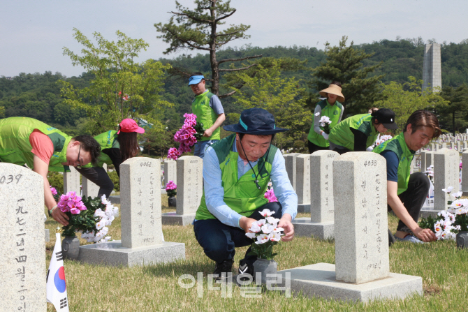 코오롱, 서울현충원 찾아 묘역 정화 활동 펼쳐