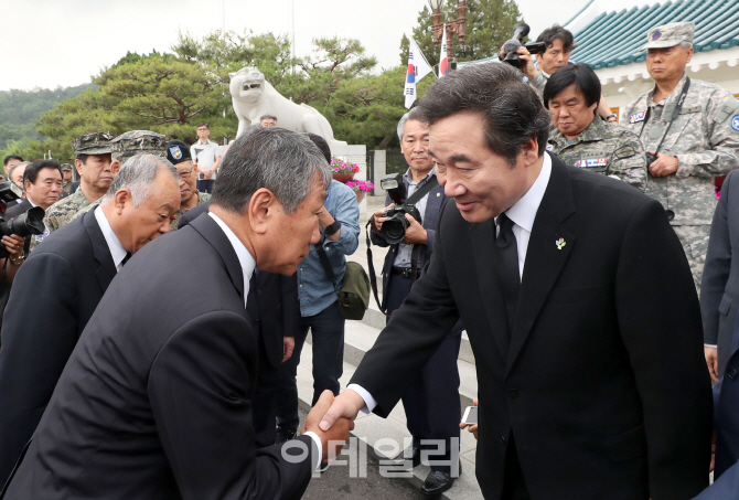 [포토]고엽제 전우회 회원들과 인사 나누는 이낙연 총리