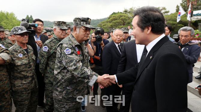 [포토]고엽제 전우회 회원들과 인사하는 이낙연 총리