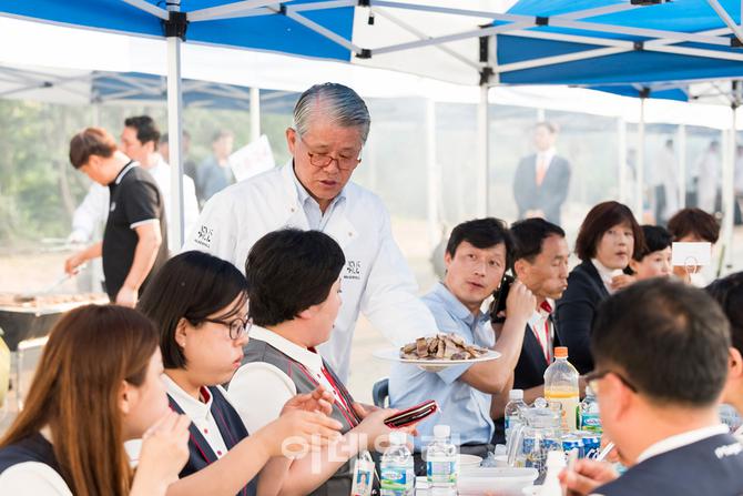 최신원 SK네트웍스 회장, SK매직 직원들과 바비큐 파티