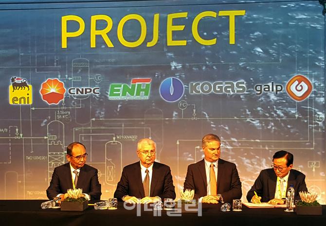 [포토]2.8조 규모 FLNG 건조계약 사인하는 박대영 삼성重 사장