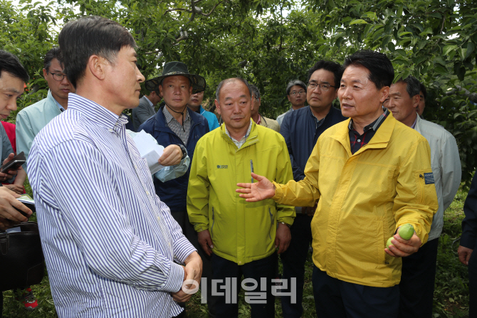 [포토]농협 임직원, 주말 반납 가뭄·우박 피해 지역 농업인 곁으로