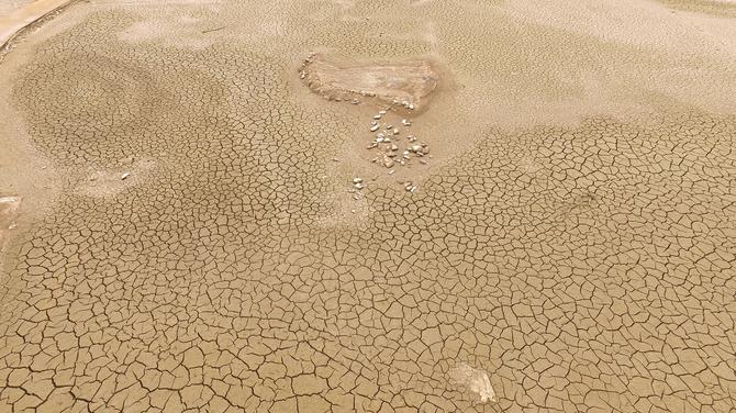 "세수할 물도 없어요"…최악 가뭄에 농민들 지하수 파고 기우제까지