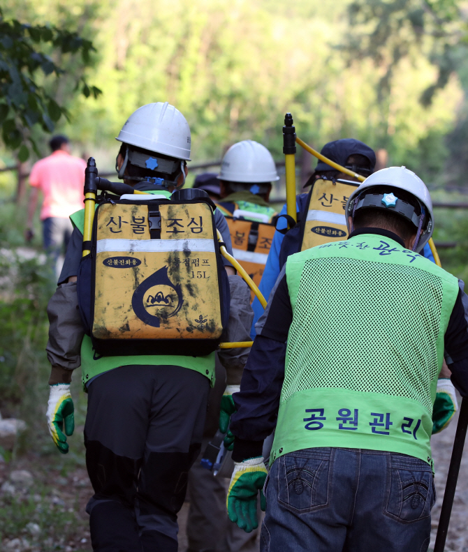 [포토] 등짐펌프 지고 삼성산으로