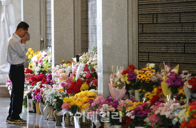 [포토]'먼저 가신 삼촌 생각에'